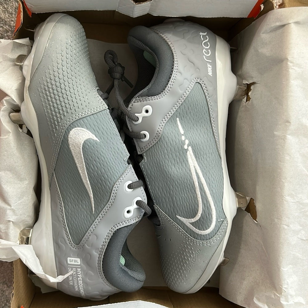 New! Nike Hyperdiamond 4 Elite Womens Softball Cleats, Size 8.5